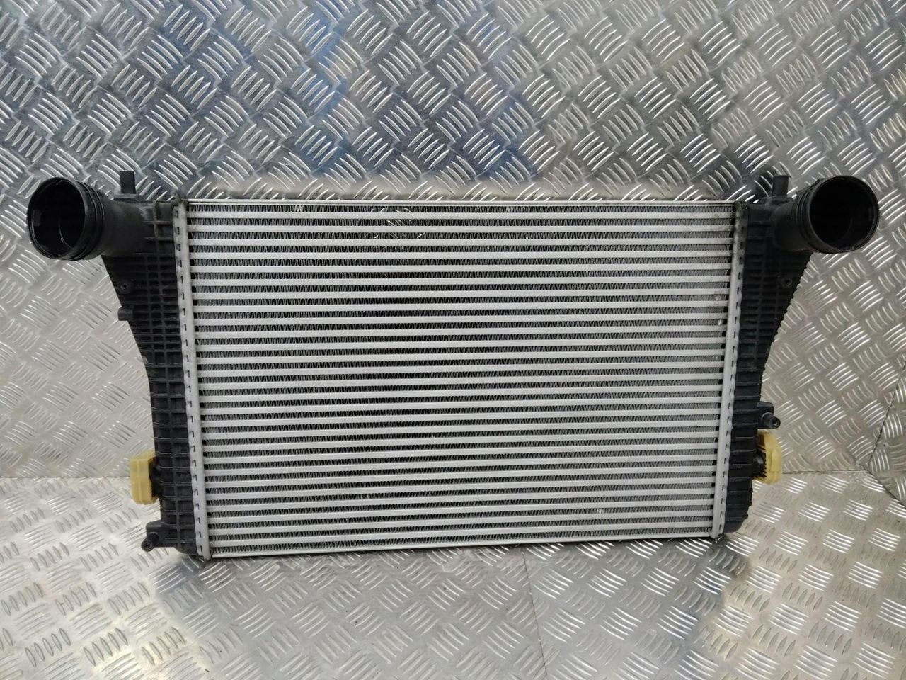 интеркулер Volkswagen Tiguan 1 поколение 2009, 3C0145805R