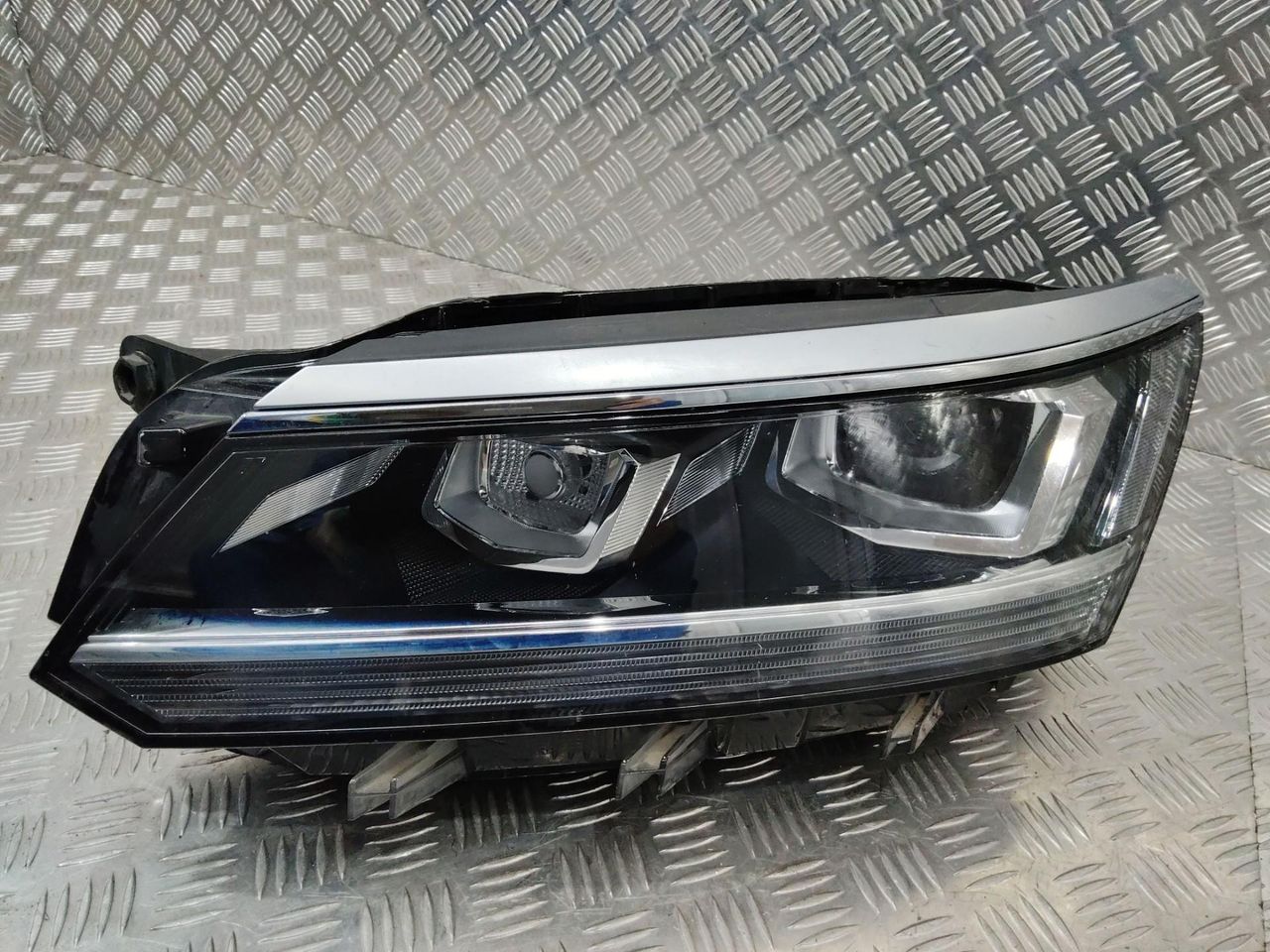 фара левая Volkswagen Passat B8 2016, 56D941039