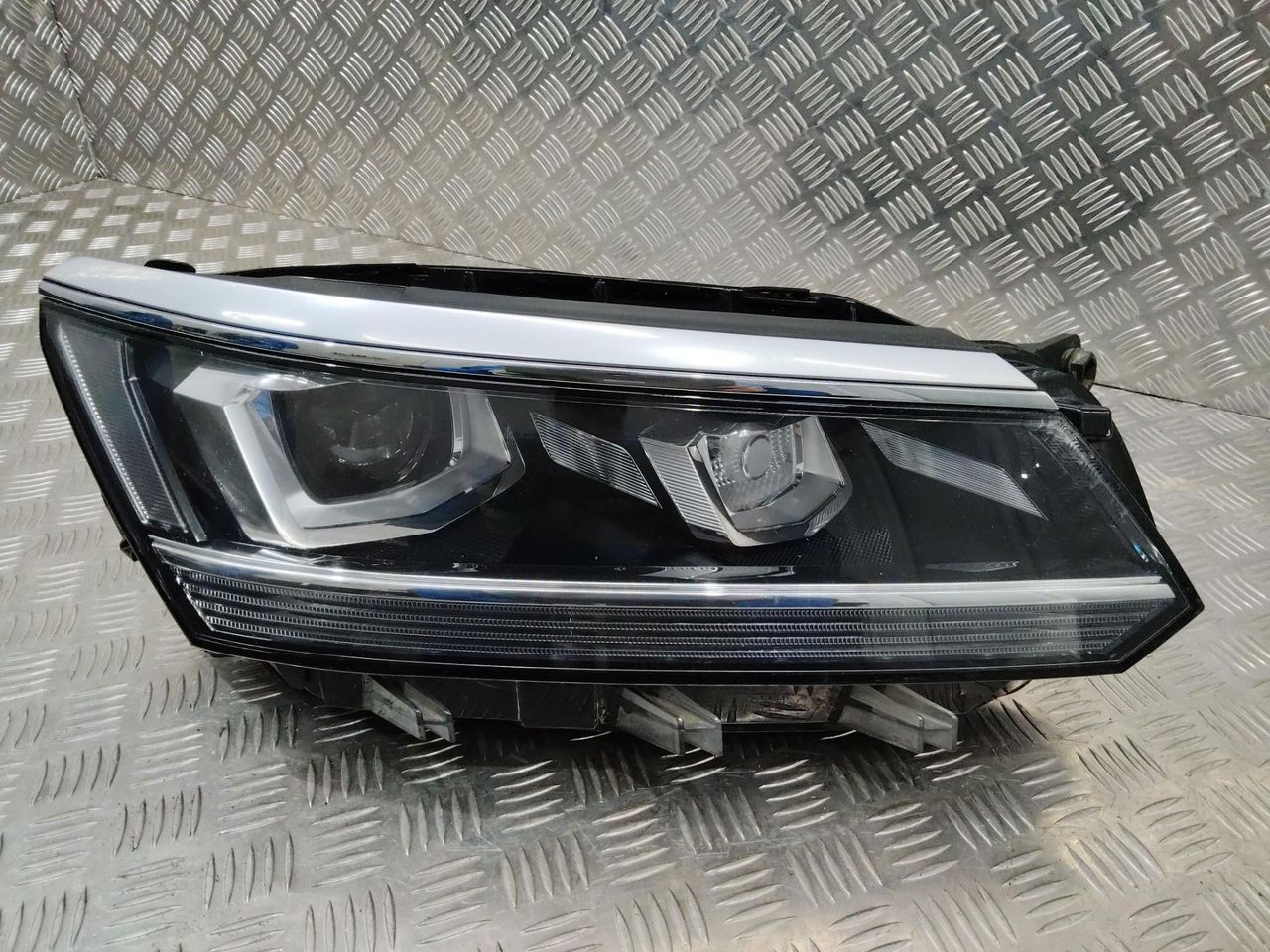 фара правая Volkswagen Passat B8 2016, 56D941032