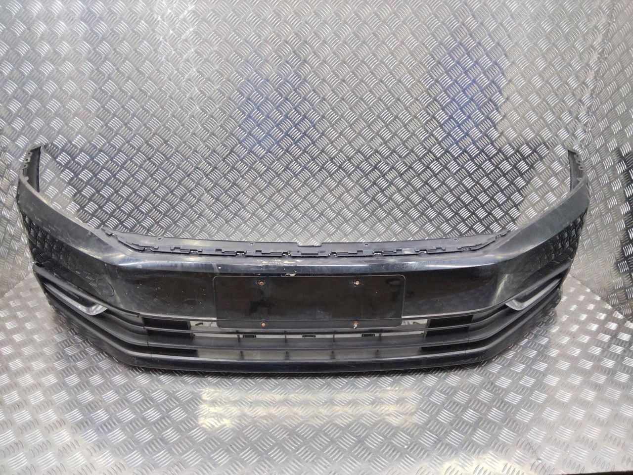 бампер передний Volkswagen Passat B8 2016, 56D807221