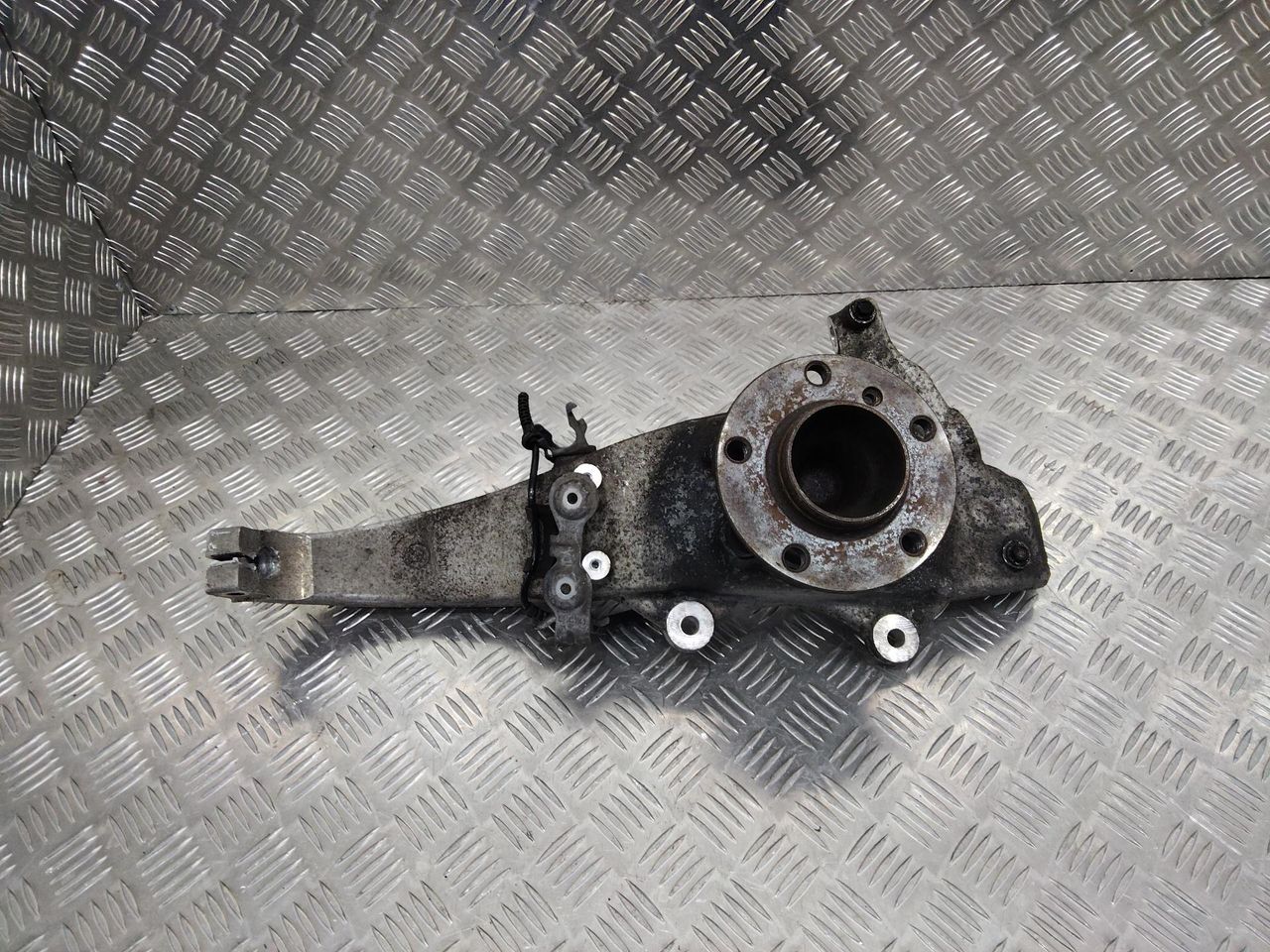 кулак поворотный правый BMW 5 серия F07/F10/F11 2010, 3.0 л., дизель