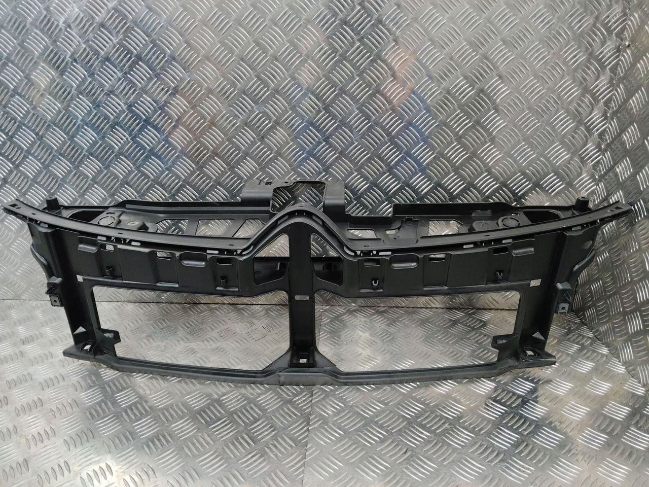 передняя панель крепления облицовки (телевизор) Citroen C4 Picasso 2 поколение 2015, 9676051877