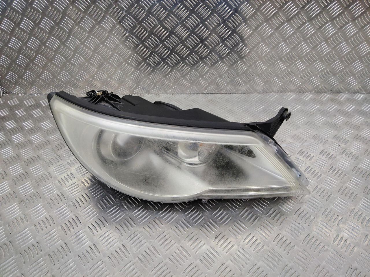 фара правая Volkswagen Tiguan 1 поколение 2008, 5N2941032E