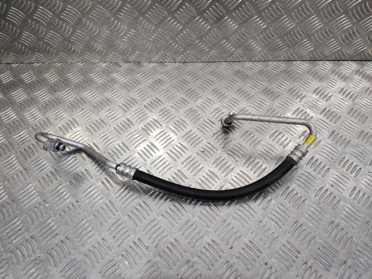 трубка кондиционера Kia Carens 2 поколение 2012, 2.0 л., бензин