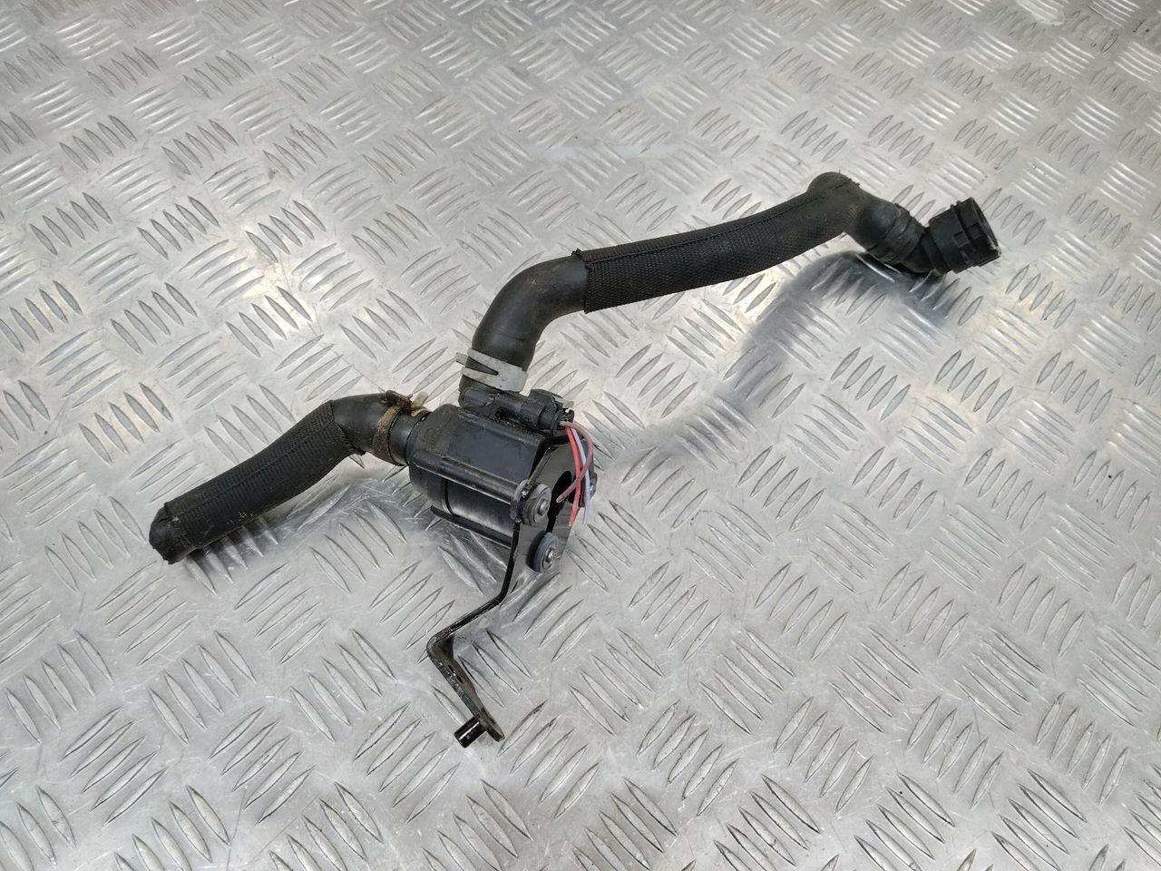 насос антифриза дополнительный Volkswagen Golf 7 поколение 2013, 2.0 л., бензин, 5Q0965561B