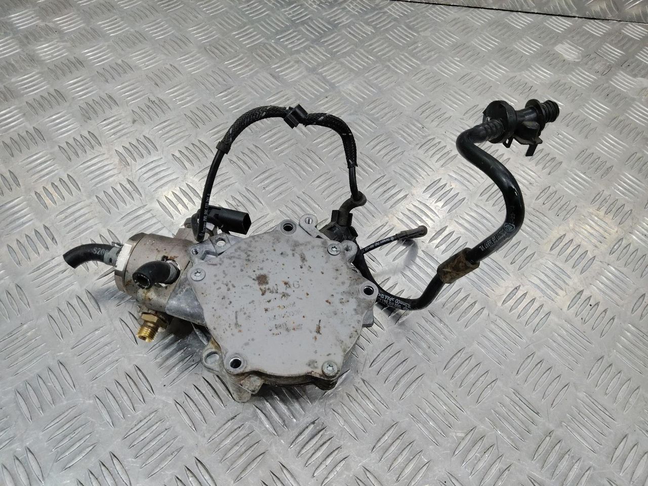 насос вакуумный Volkswagen Golf 7 поколение 2013, 2.0 л., бензин, 06L145100B