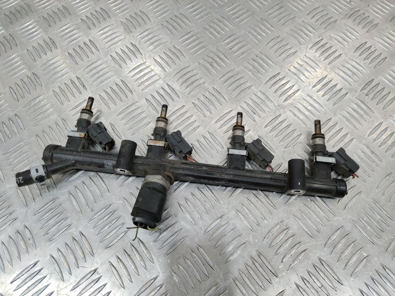 топливная рампа Volkswagen Golf 7 поколение 2013, 2.0 л., бензин, 06K133681A
