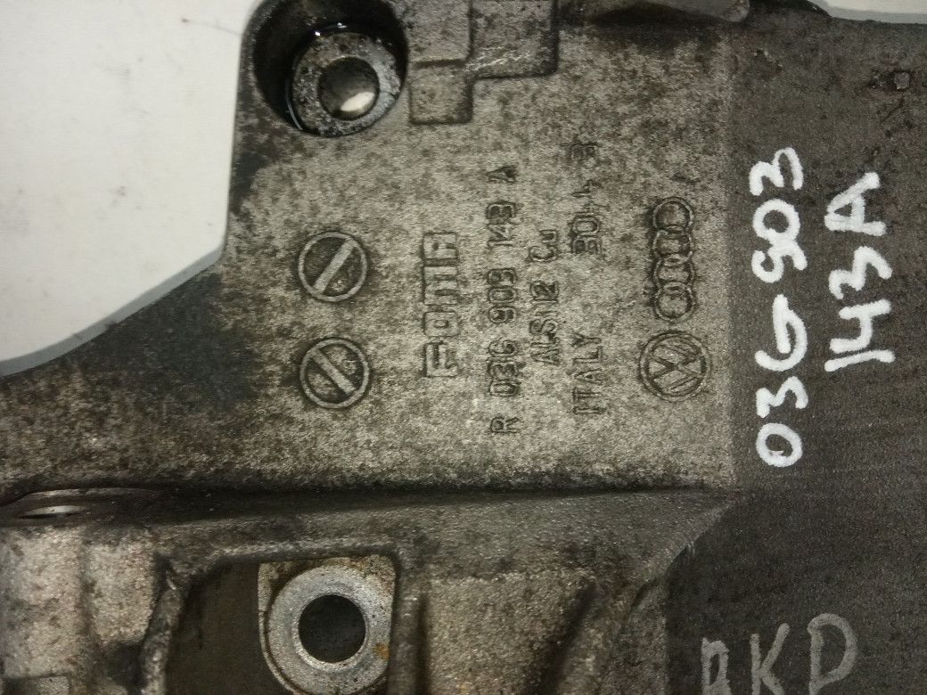 кронштейн генератора Volkswagen Passat B6 2008, 2.0 л., дизель, седан, 03G903143A