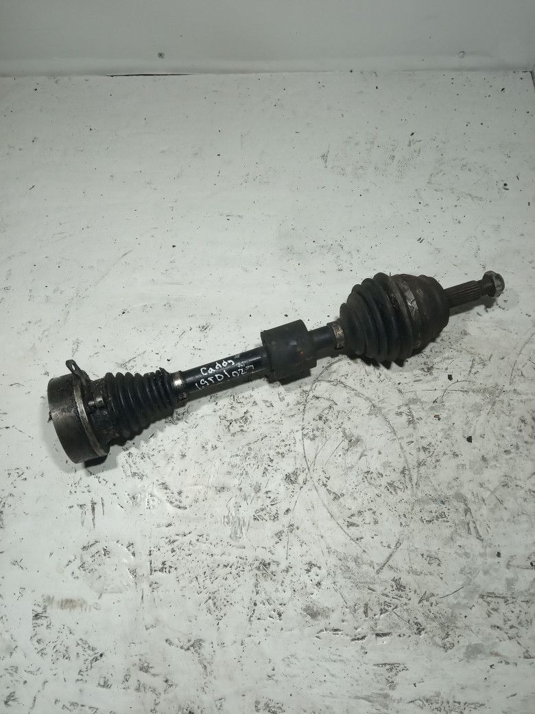 полуось передняя левая (приводной вал, ШРУС) Volkswagen Caddy 2 поколение 2004, 1.9 л., дизель, универсал