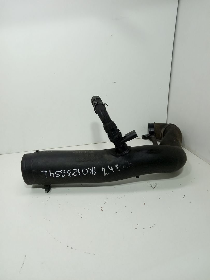 патрубок (трубопровод, шланг) Volkswagen Passat B6 2005, 2.0 л., дизель, 1K0129654L