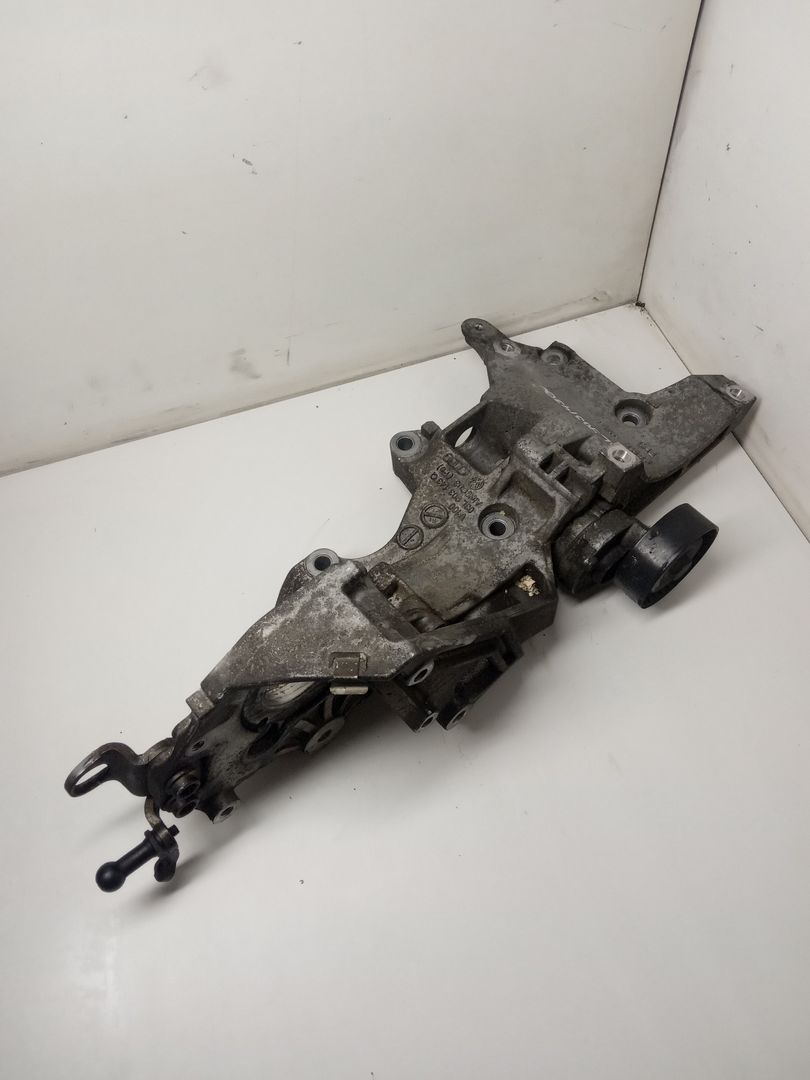 кронштейн генератора Volkswagen Passat B6 2007, 2.0 л., дизель, 03L903143Q