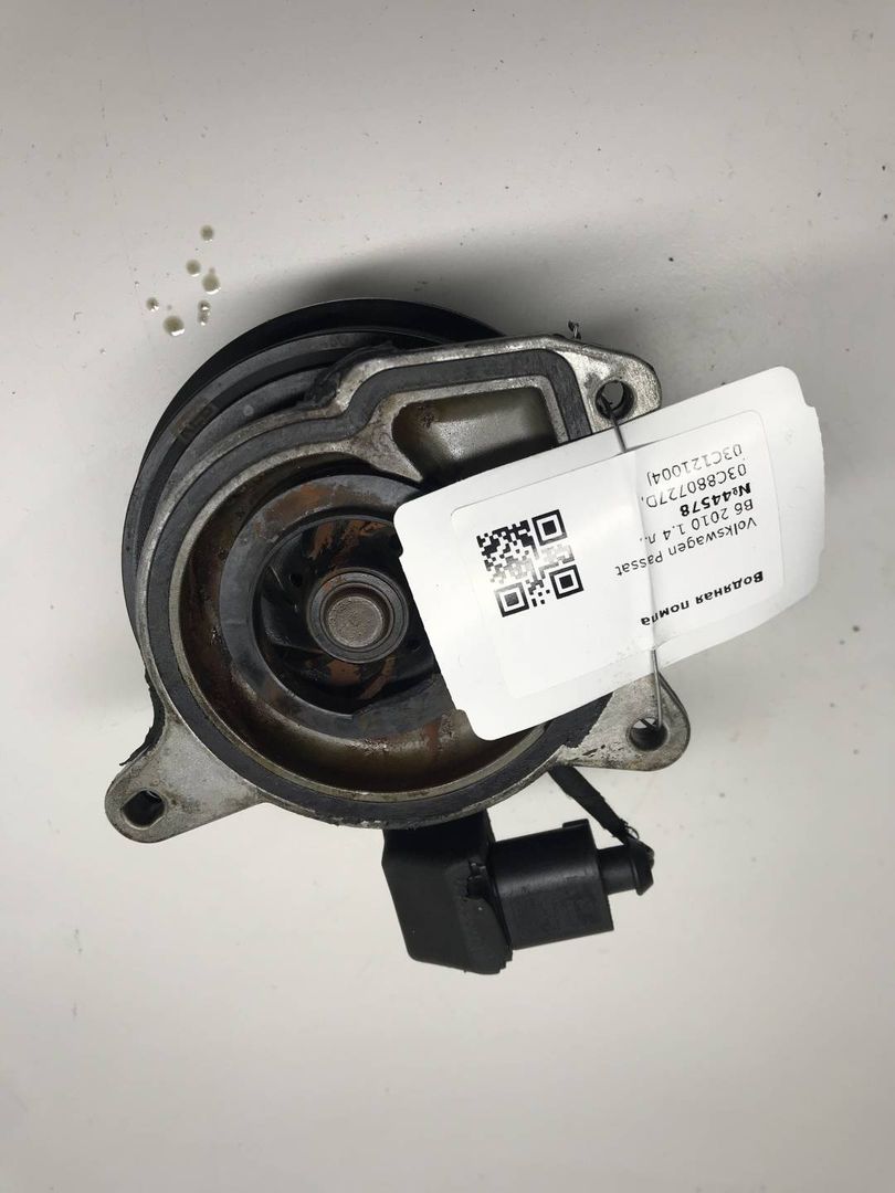 помпа Volkswagen Passat B6 2010, 1.4 л., бензин, 03C880727D, 03C121004J