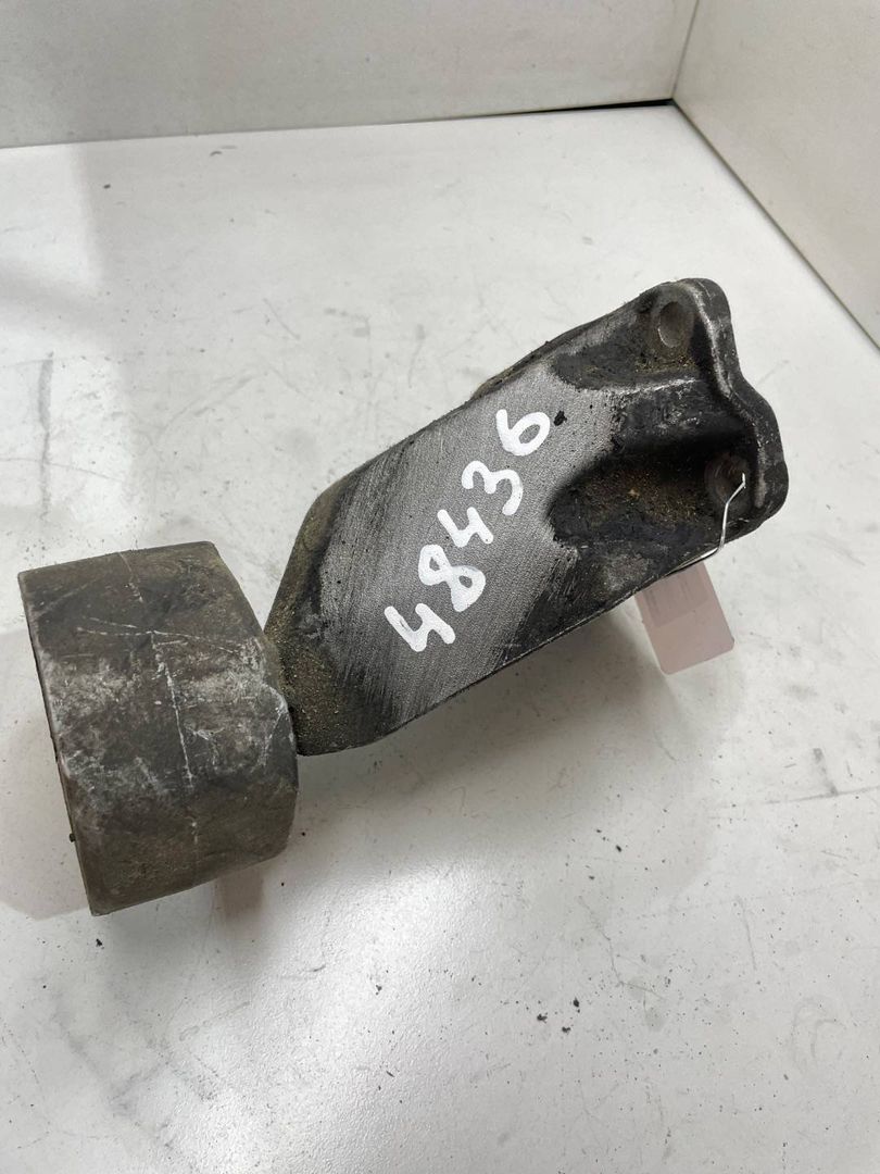 подушка крепления двигателя Audi A4 B5 [рестайлинг] 2000, 1.8 л., бензин, 8D0399113L
