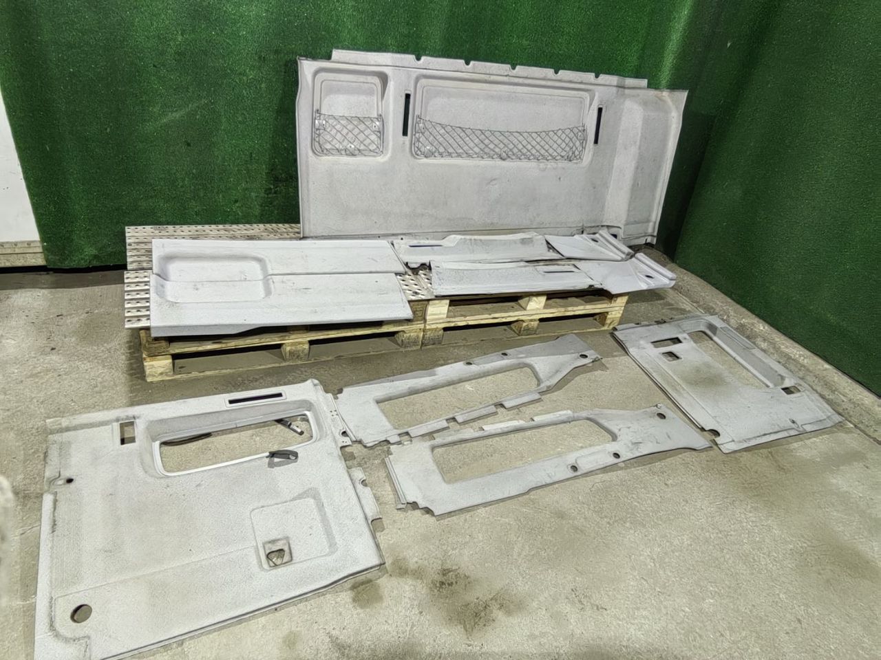 обшивка салона MAN TGA 1 поколение 2005, 10.5 л., D 2066 LF 01, дизель, АКПП, 81629300130, 81629300132, 81629300236, 81629300131, 81629300129, 81629300237, 81629300235, 81625716026, 81625716025, 81627706012, 81629300231 - фото №1