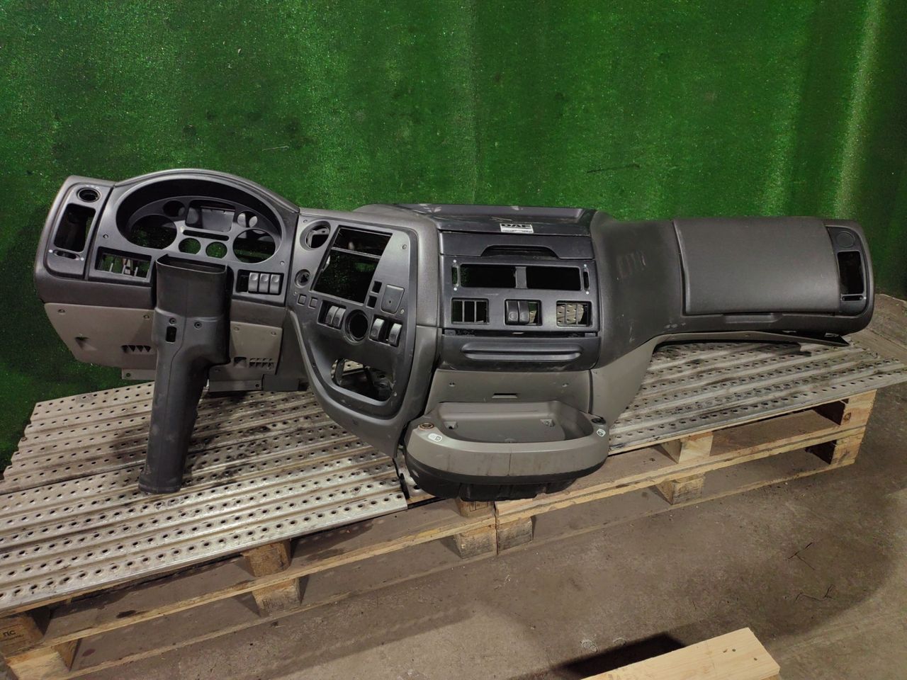 панель передняя салона (торпедо) DAF XF 105 1 поколение 2011, 12.9 л., MX 340, дизель, МКПП, 1634735, 1446852, 1304866, 1793720, 1797468, 1797490, 1797492, 1308797 - фото №1