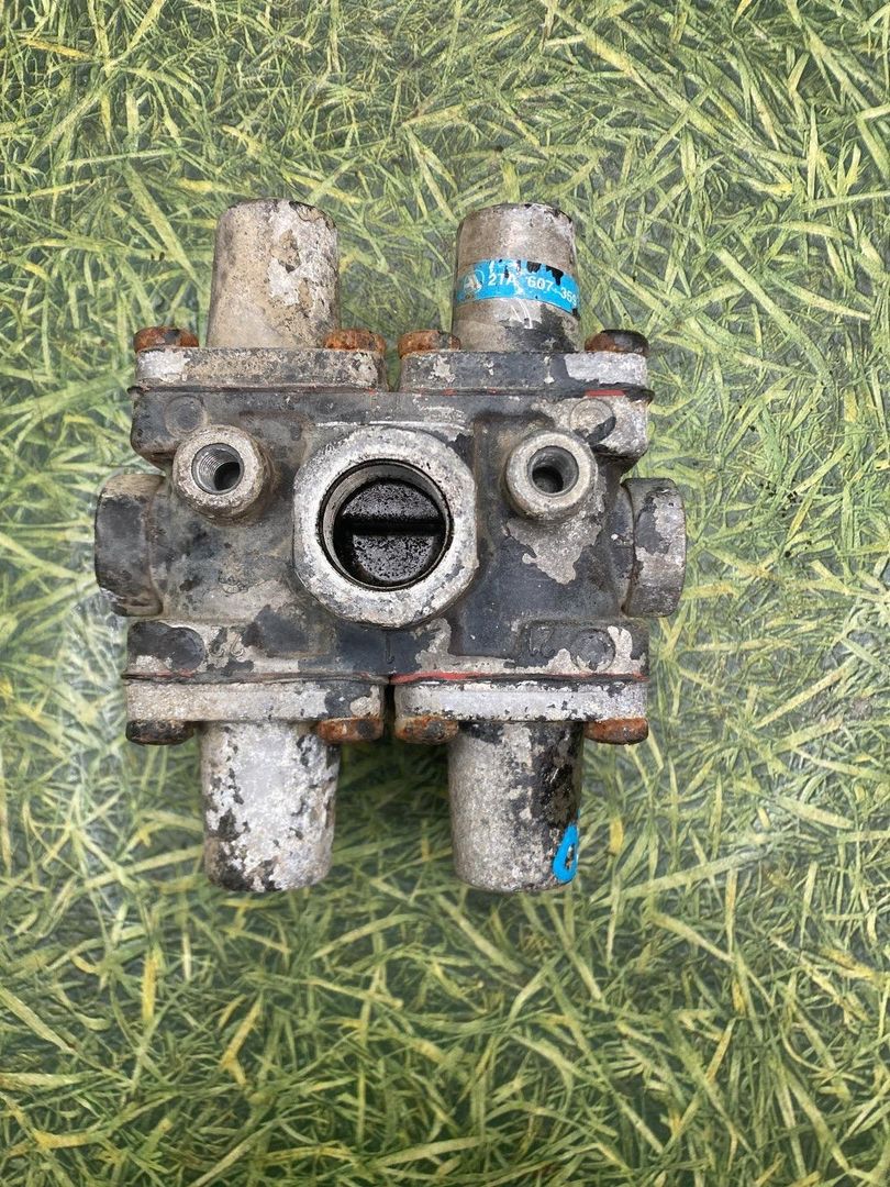 Клапан защитный 4-х контурный Volkswagen L80 1995, 9347023220 - фото №1