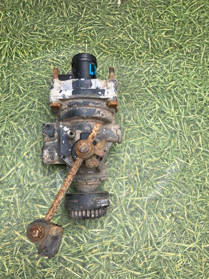 распределитель тормозных усилий Volkswagen L80 1995, 4757100170 - фото №1