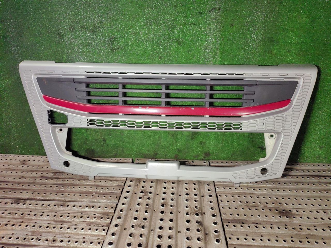 решетка радиатора Volvo FM 3 поколение 2013, 10.8 л., D11C410, дизель, АКПП, 84086799, 82404944 - фото №1