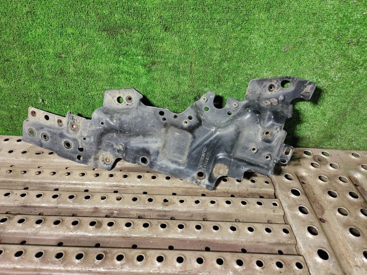 крепление фары правой Volvo FM 3 поколение 2013, 10.8 л., D11C410, дизель, АКПП, 84146872 - фото №1