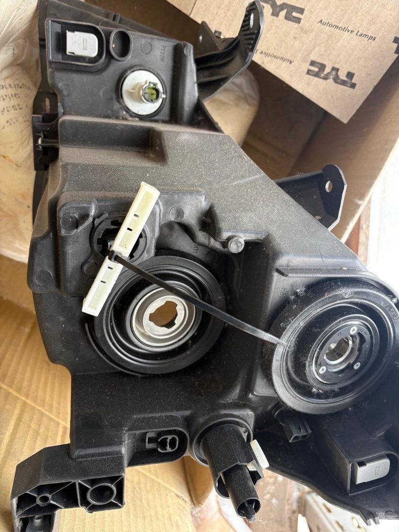 фара правая Nissan Almera G15 2014, седан, 26010-4AA0A, 26010-4AA0B - фото №1