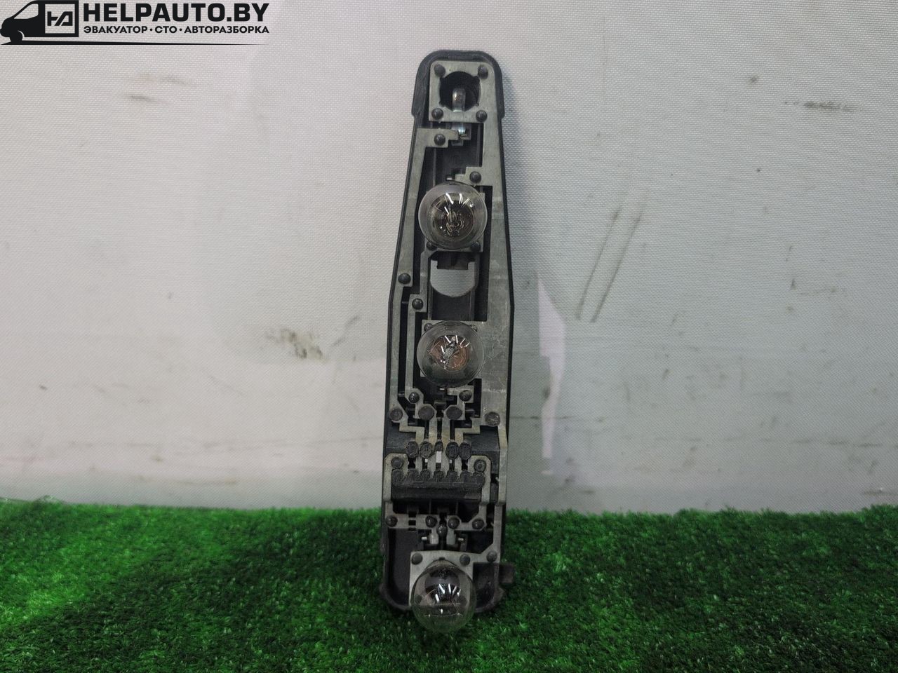 панель заднего правого фонаря Opel Vectra B 1998, 1.8 л., бензин, МКПП, универсал, передний привод - фото №1