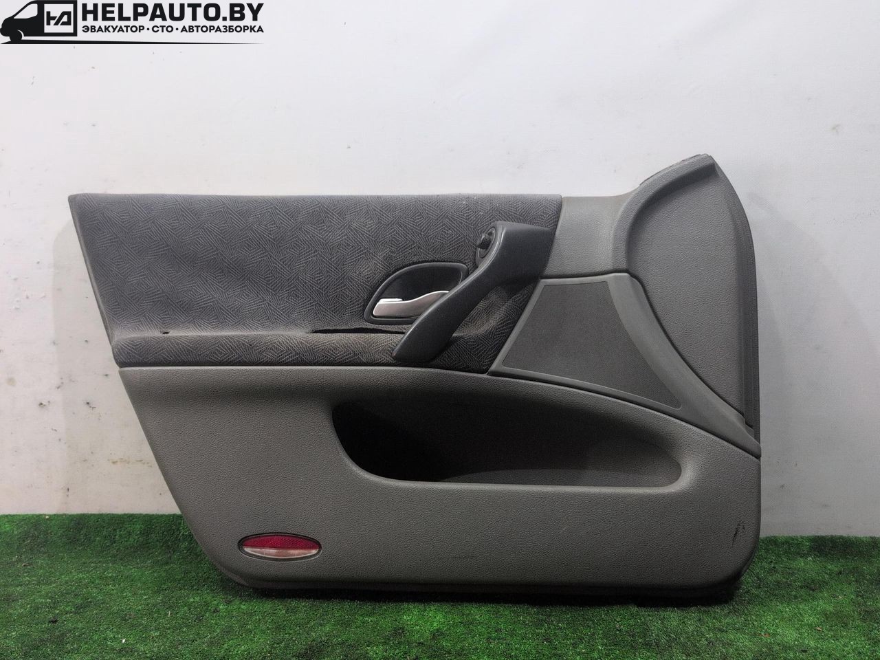 обшивка двери передняя левая Renault Laguna 2 поколение 2001, 1.9 л., дизель, МКПП, чёрный, хетчбэк 5 дв., передний привод, 8200000081 - фото №1