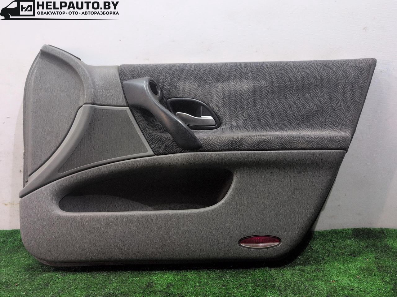 обшивка двери передняя правая Renault Laguna 2 поколение 2001, 1.9 л., дизель, МКПП, чёрный, хетчбэк 5 дв., передний привод, 8200000082 - фото №1