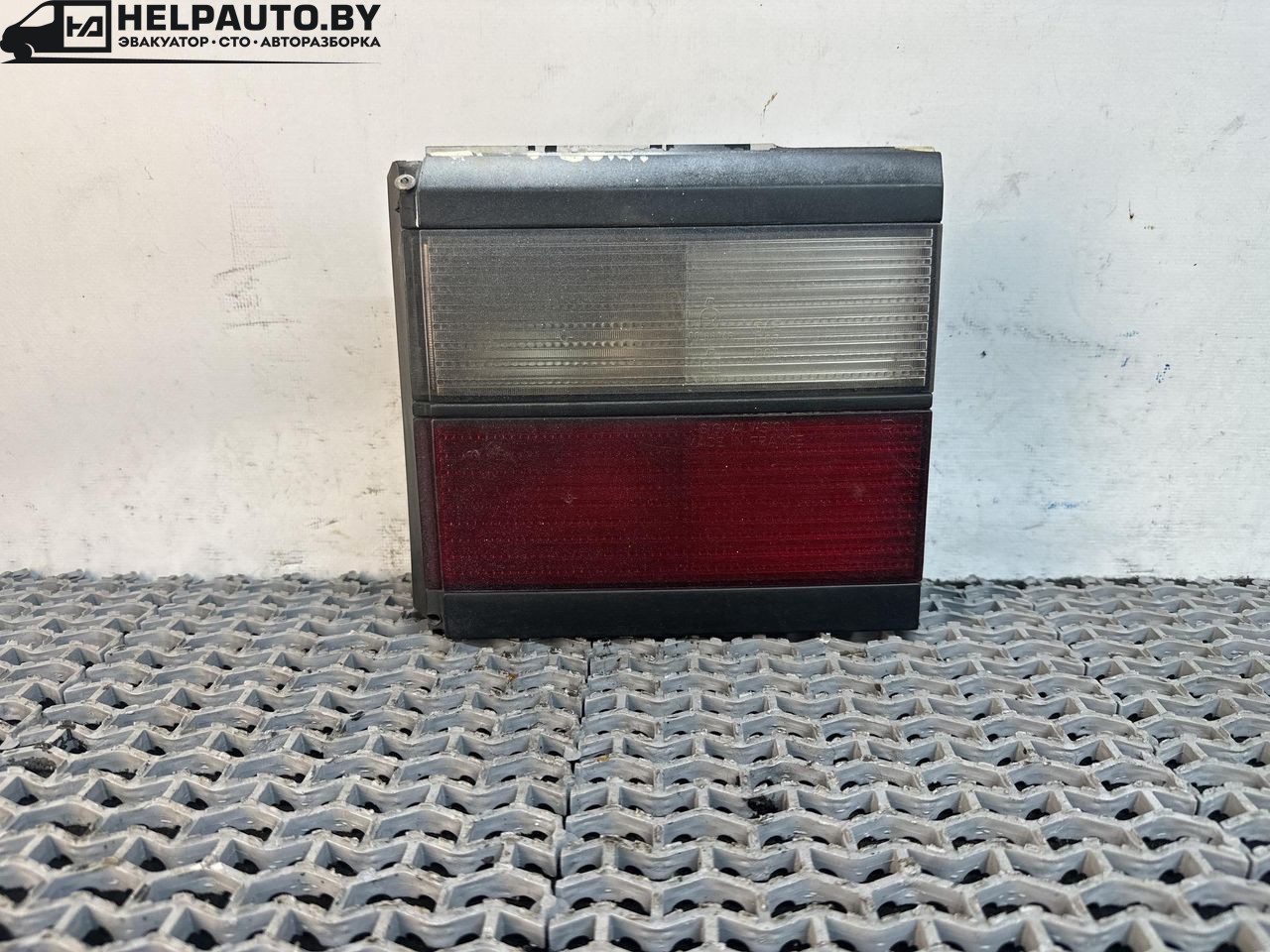 фонарь крышки багажника правый Volkswagen Passat B3 1991, 1.9 л., дизель, МКПП, белый, универсал, передний привод, 333945108 - фото №1