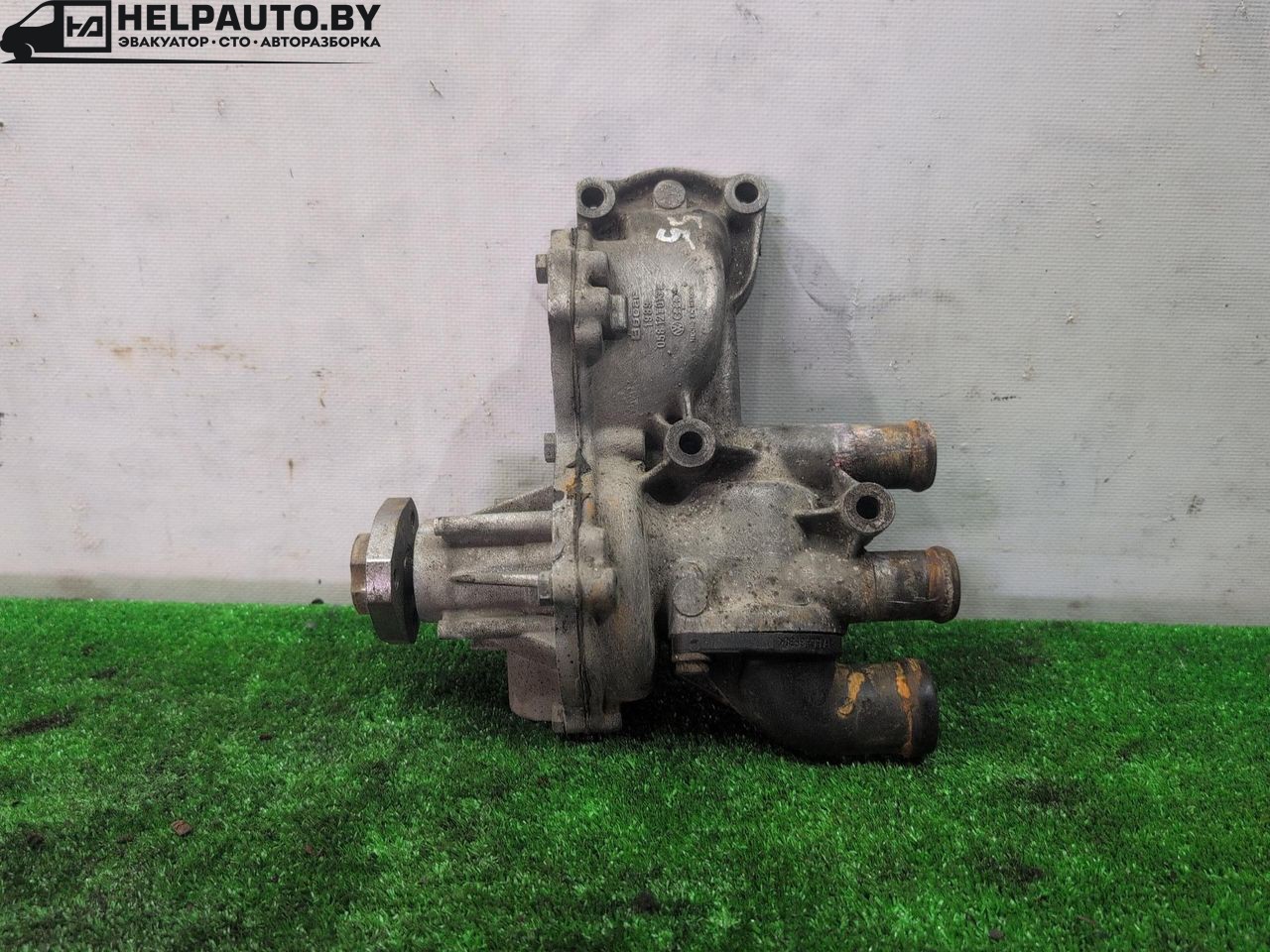 помпа Volkswagen Passat B3 1991, 1.9 л., дизель, МКПП, белый, универсал, передний привод, 056121013E - фото №1