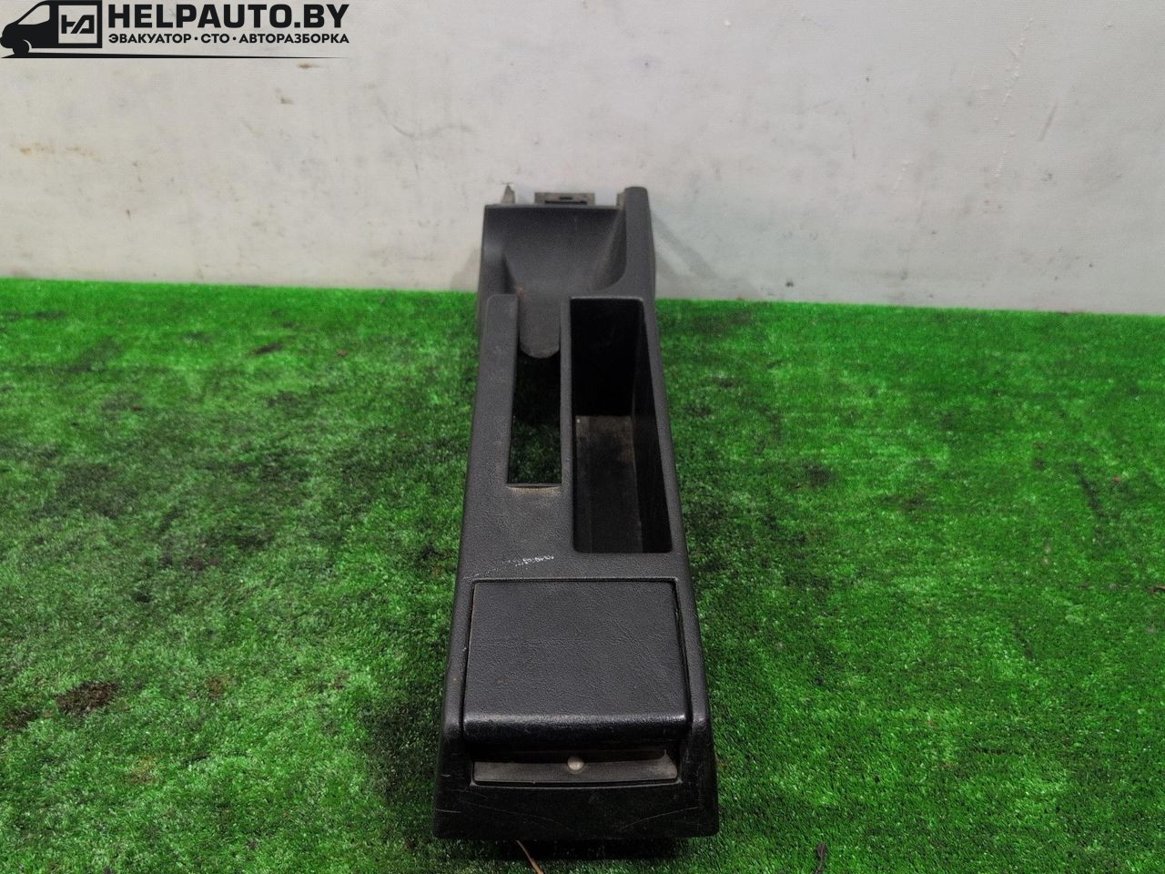 консоль салона Volkswagen Passat B3 1991, 1.9 л., дизель, МКПП, белый, универсал, передний привод, 357863319 - фото №1