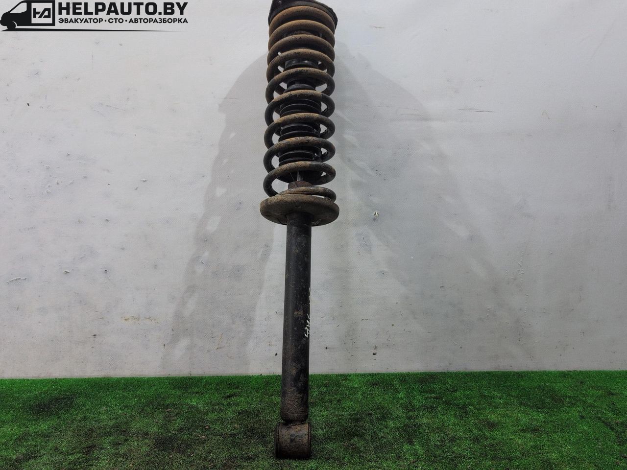 стойка задняя Volkswagen Passat B3 1991, 1.9 л., дизель, МКПП, белый, универсал, передний привод, 105781, 281700170338 - фото №1