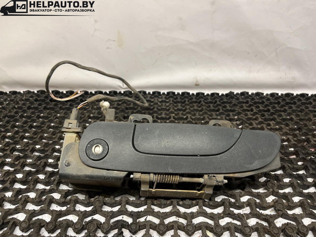 ручка наружная Ford Mondeo 2 поколение 1996, 2.0 л., бензин, МКПП, красный, универсал, передний привод - фото №1