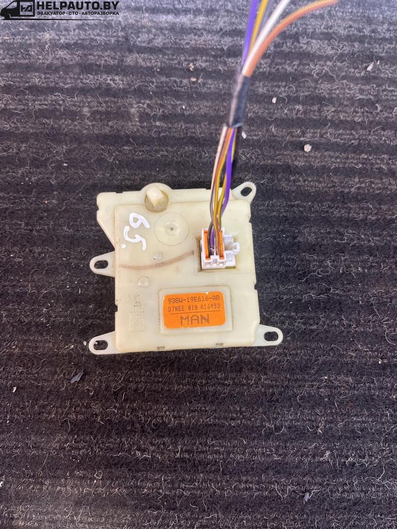 моторчик заслонки печки Ford Mondeo 2 поколение 1996, 2.0 л., бензин, МКПП, красный, универсал, передний привод, 93BW-19E616-AB - фото №1