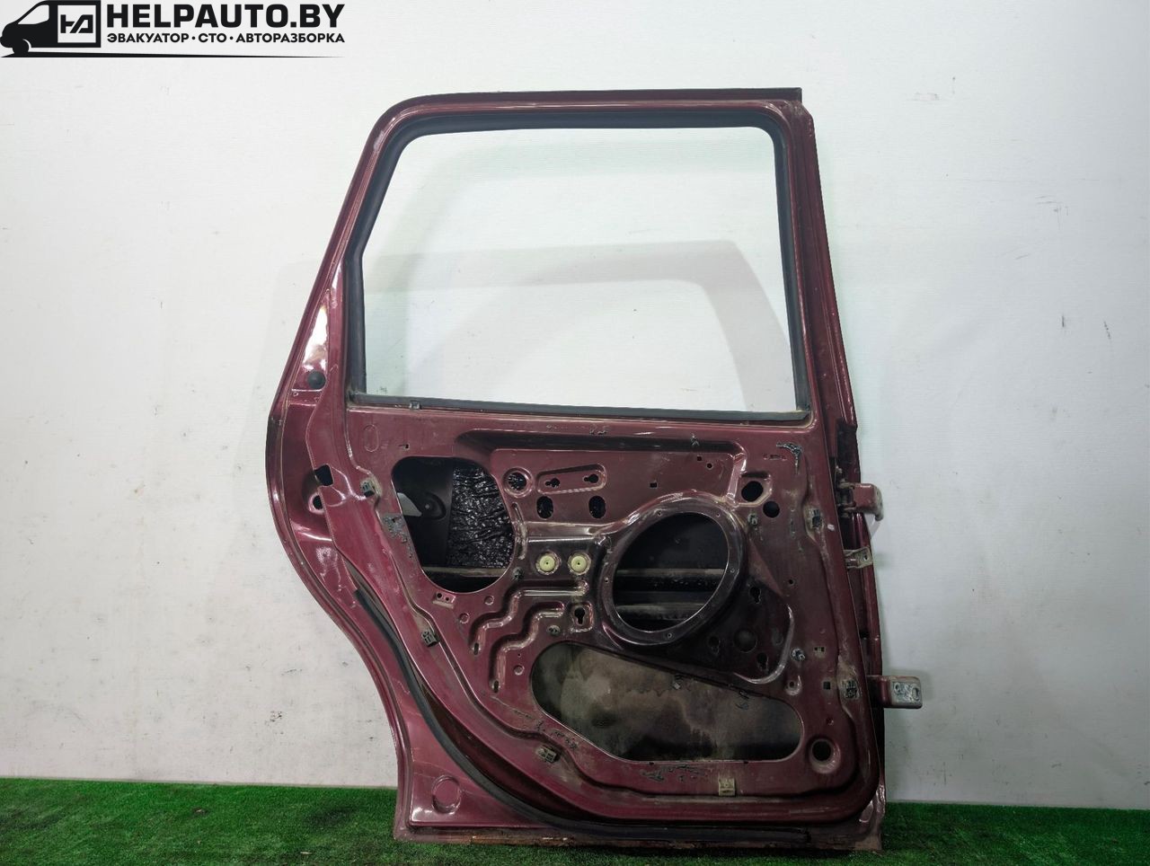 петля двери Ford Mondeo 2 поколение 1996, 2.0 л., бензин, МКПП, красный, универсал, передний привод - фото №1