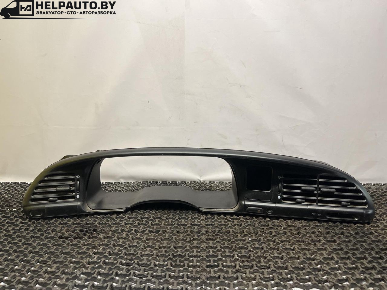 рамка панели приборов Ford Mondeo 2 поколение 1996, 2.0 л., бензин, МКПП, красный, универсал, передний привод, 93BGA04290 - фото №1