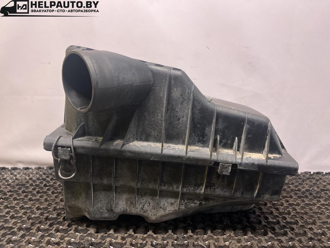 корпус воздушного фильтра Volkswagen Passat B3 1991, 1.9 л., дизель, МКПП, белый, универсал, передний привод, 357129607P - фото №1