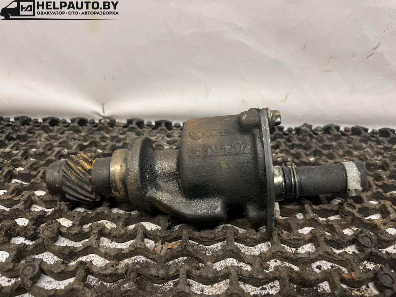 насос вакуумный Volkswagen Passat B3 1991, 1.9 л., дизель, МКПП, белый, универсал, передний привод, 068145207 - фото №1