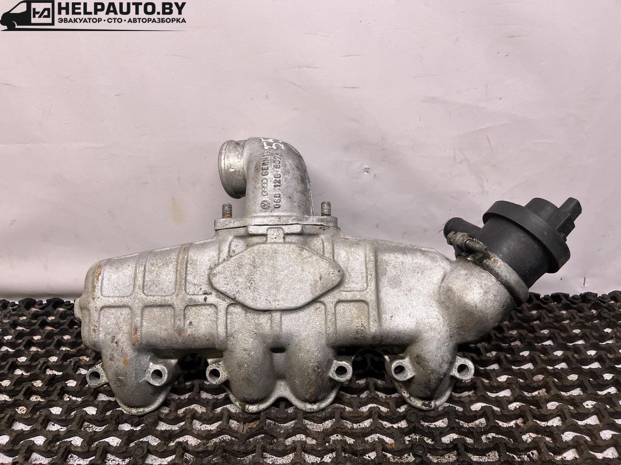 коллектор впускной Volkswagen Passat B3 1991, 1.9 л., дизель, МКПП, белый, универсал, передний привод, 068129713H, 06812983711 - фото №1