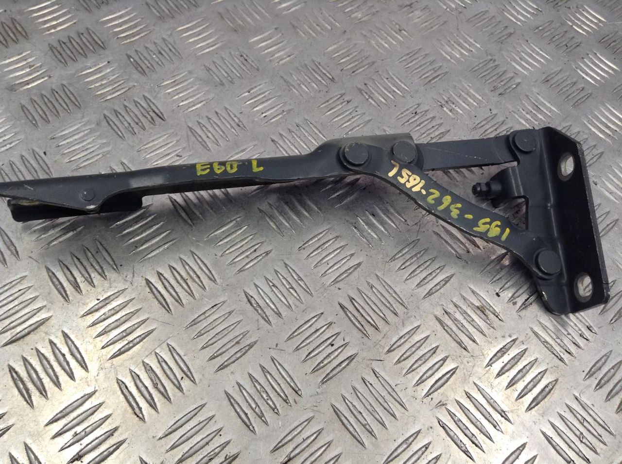 петля капота левая BMW 5 серия E60/E61 2004, 2.2 л., M54 B22 (226S1), АКПП, седан