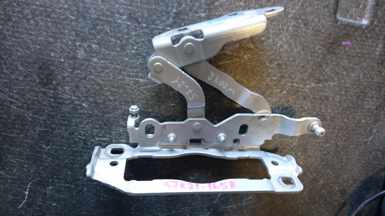 петля капота правая Mercedes-Benz C-Класс W204/S204/C204 [рестайлинг] 2011, 2.1 л., OM 651.913, дизель, АКПП, универсал, A2048800828