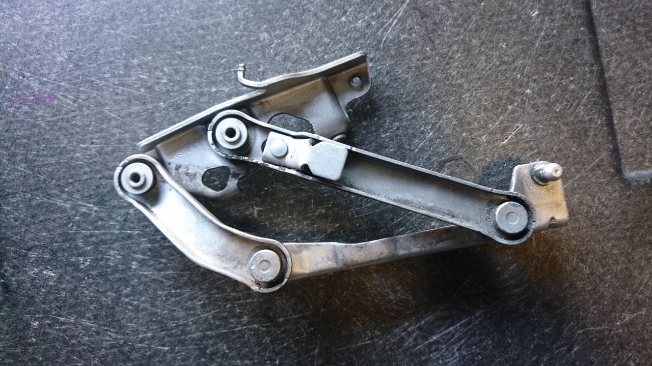 петля капота левая Mercedes-Benz E-Класс W211/S211 2004, 3.2 л., OM 648.961, дизель, АКПП, универсал, A2118800128