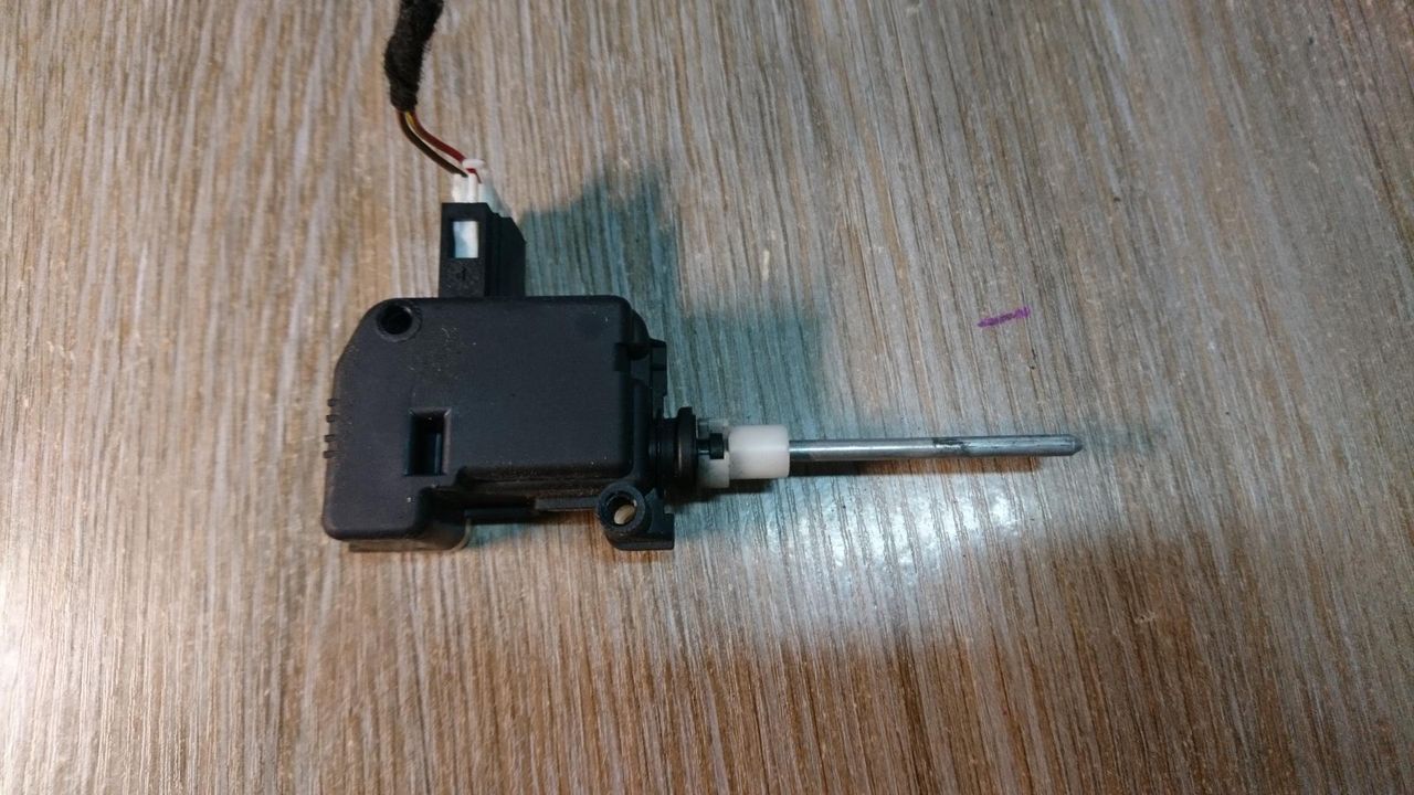 активатор замка крышки топливного бака Mercedes-Benz E-Класс W211/S211 2004, 3.2 л., OM 648.961, дизель, АКПП, универсал, A2038201997