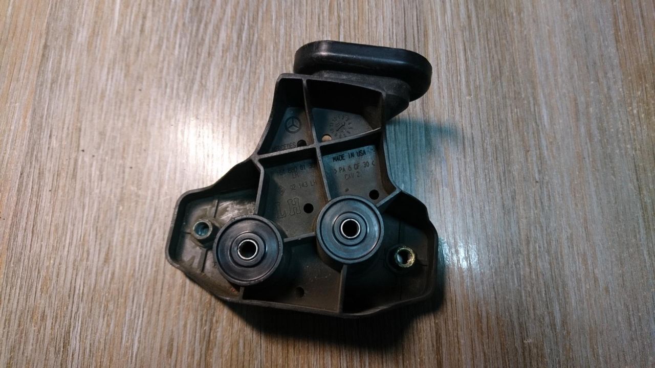 Крепление бампера переднего Mercedes-Benz M-Класс W164 2006, 3.5 л., M 272.967, бензин, АКПП, внедорожник 5 дв., правый руль, A1648800130