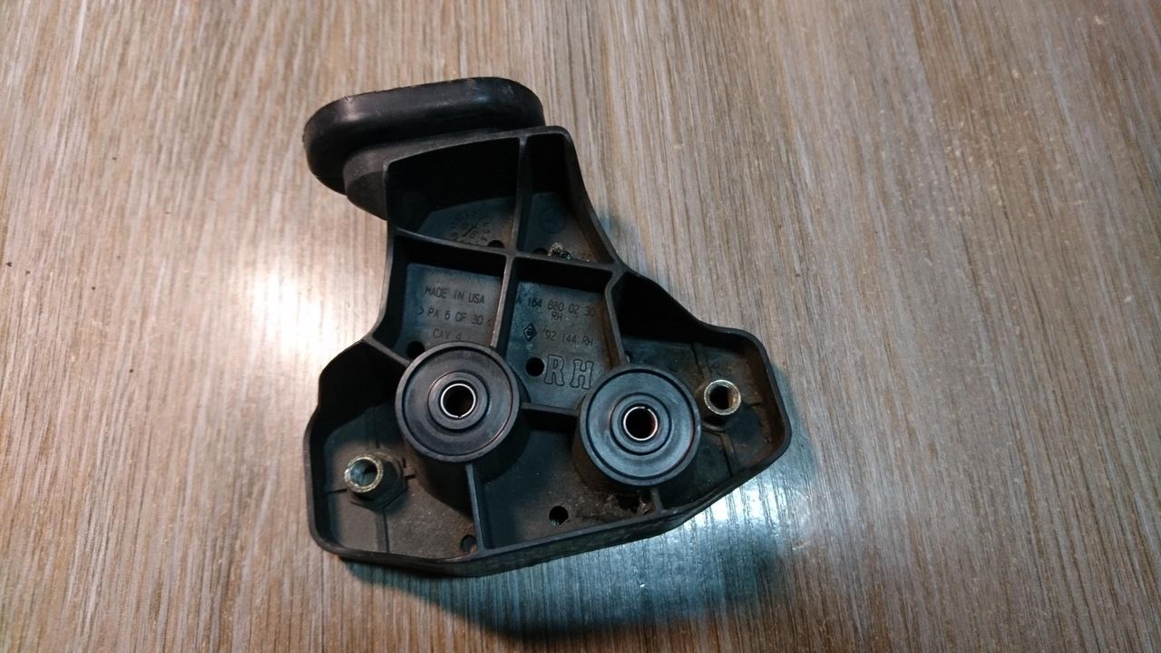Крепление бампера переднего Mercedes-Benz M-Класс W164 2006, 3.5 л., M 272.967, бензин, АКПП, внедорожник 5 дв., правый руль, A1648800230