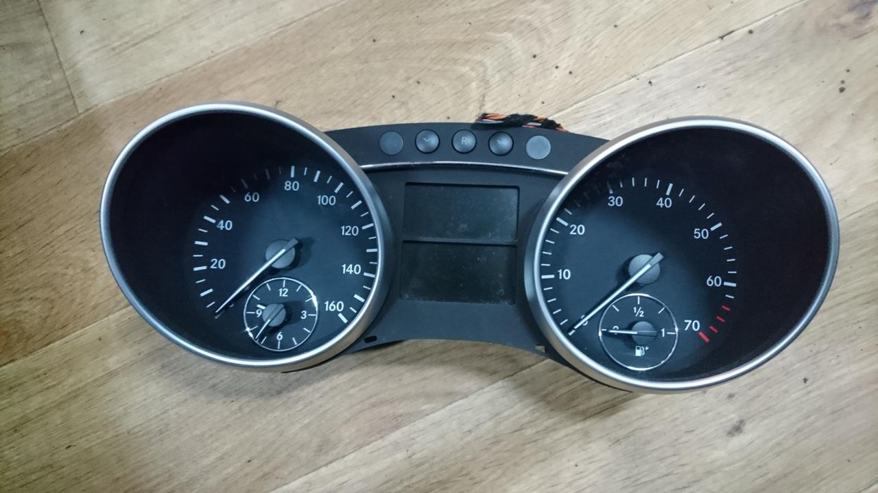 щиток приборов (приборная панель) Mercedes-Benz M-Класс W164 2006, 3.5 л., M 272.967, бензин, АКПП, внедорожник 5 дв., правый руль, A1645404847