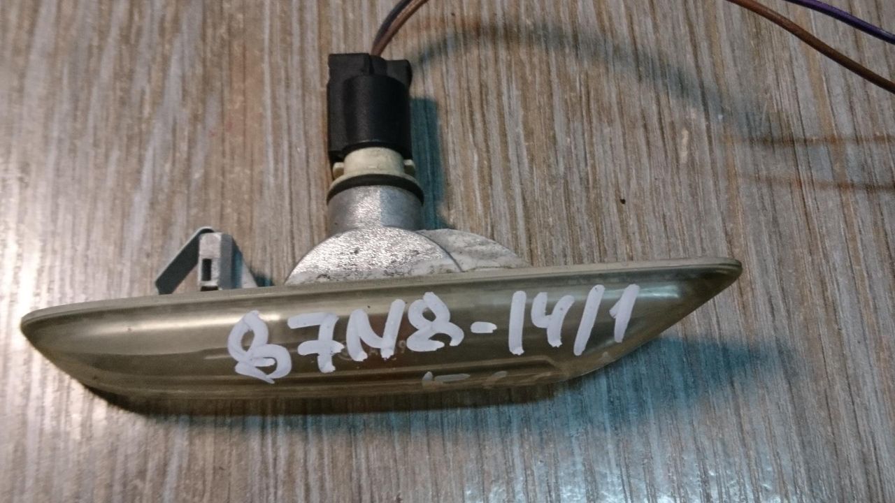 повторитель поворота на крыле BMW 5 серия E60/E61 [рестайлинг] 2008, 2.0 л., N47 D20 A, дизель, АКПП, универсал, 7165742