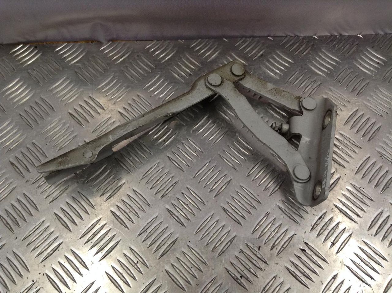 петля капота левая BMW 5 серия E60/E61 2005, 3.0 л., M57 D30 (306D4), дизель, АКПП, универсал, 7008727