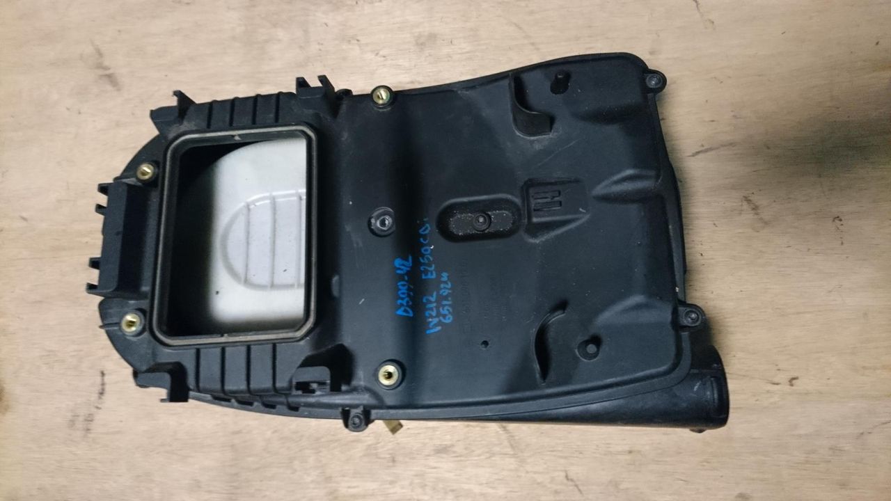 корпус воздушного фильтра Mercedes-Benz E-Класс W212/S212/C207/A207 2012, 2.1 л., OM 651.924, дизель, АКПП, темно-серый, седан, A6510901701