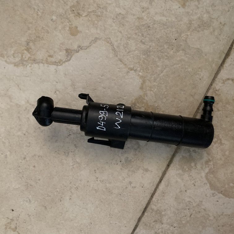 форсунка омывателя фары левая Mercedes-Benz E-Класс W212/S212/C207/A207 2012, 2.1 л., OM 651.924, дизель, АКПП, седан, A2128600147, 2128600147