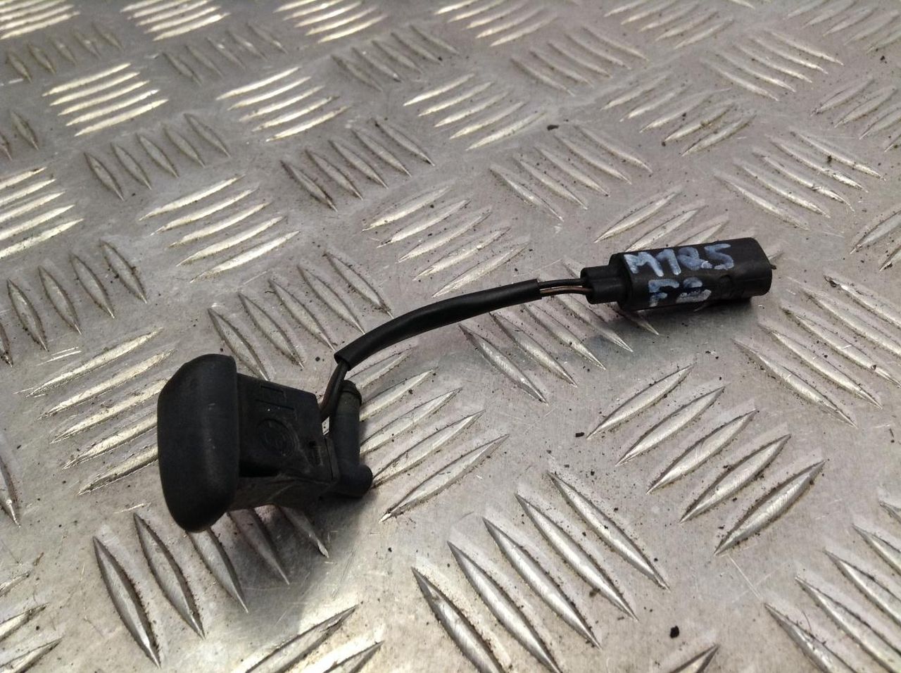 форсунка омывателя лобового стекла BMW X5 E53 2001, 3.0 л., M54 B30 (306S3), бензин, АКПП, внедорожник 5 дв., 7000119